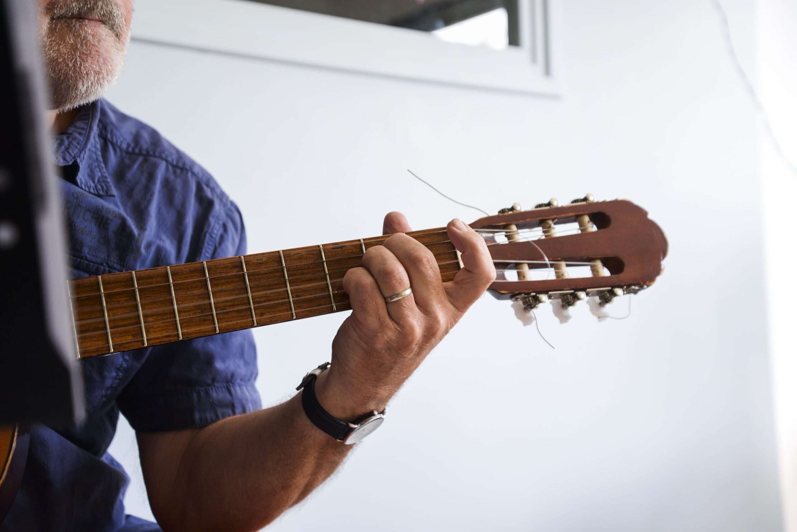 La musique à la crèche Un adulte joue de la guitare, apportant un moment musical et convivial aux enfants de la crèche.