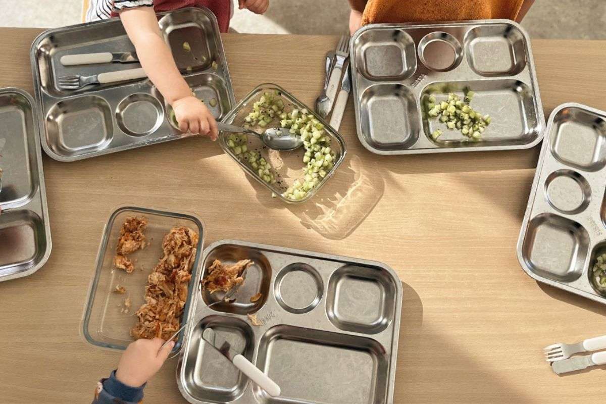 Repas et choix des aliments en crèche : adaptation des plats pour les petits et service en autonomie