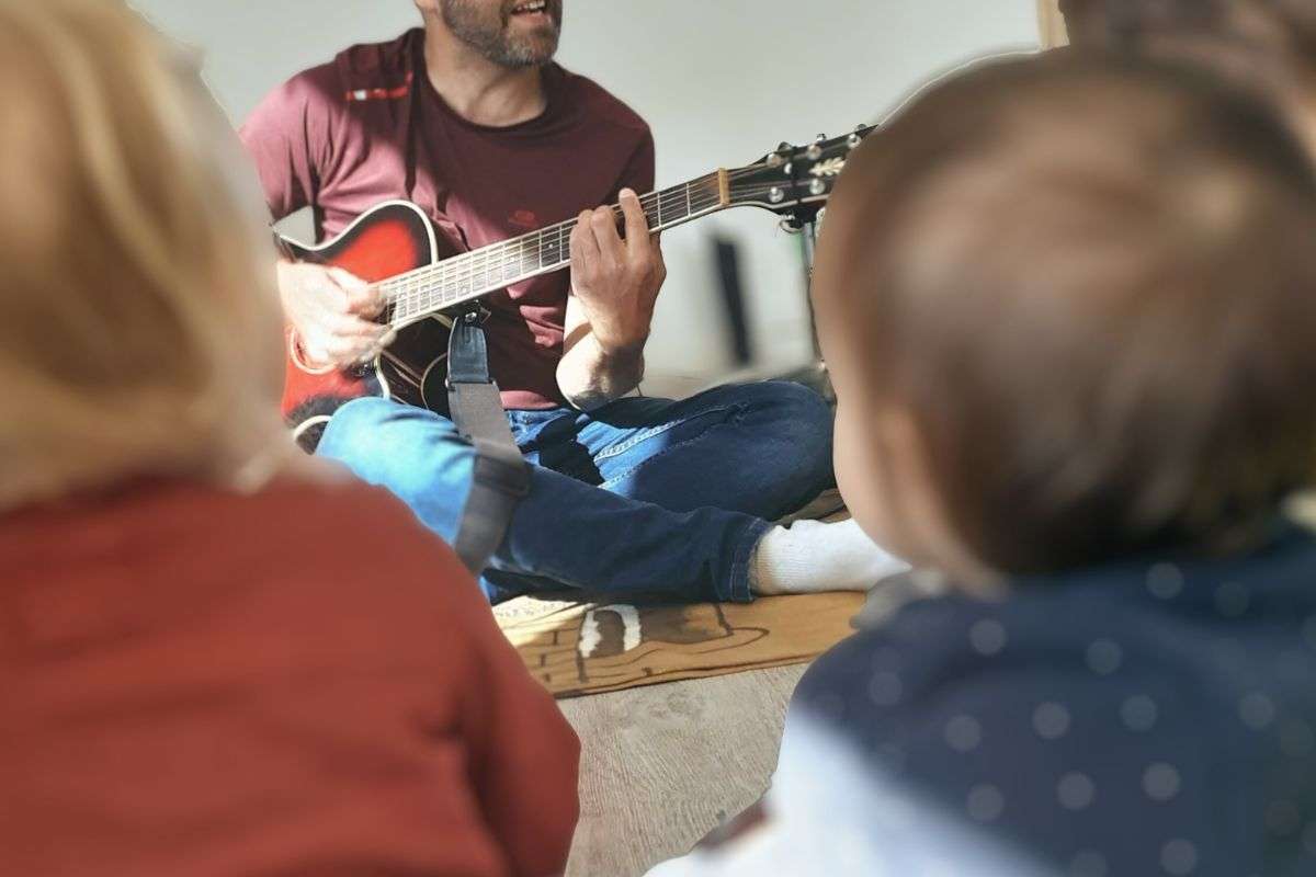 55 Activité musicale pour les enfants dans la crèche de Cesson Sévigné avec un intervenant extérieur