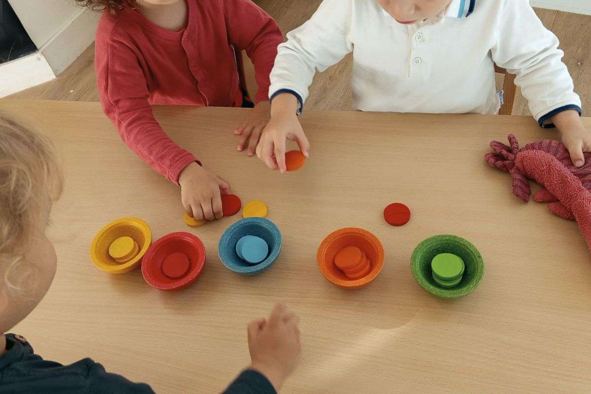 60 Vue intérieure d'une salle de motricité et de jeux dans la crèche de Saint-Martin. L'espace est très coloré et moderne, meublé de manière sécurisée à la hauteur des enfants.