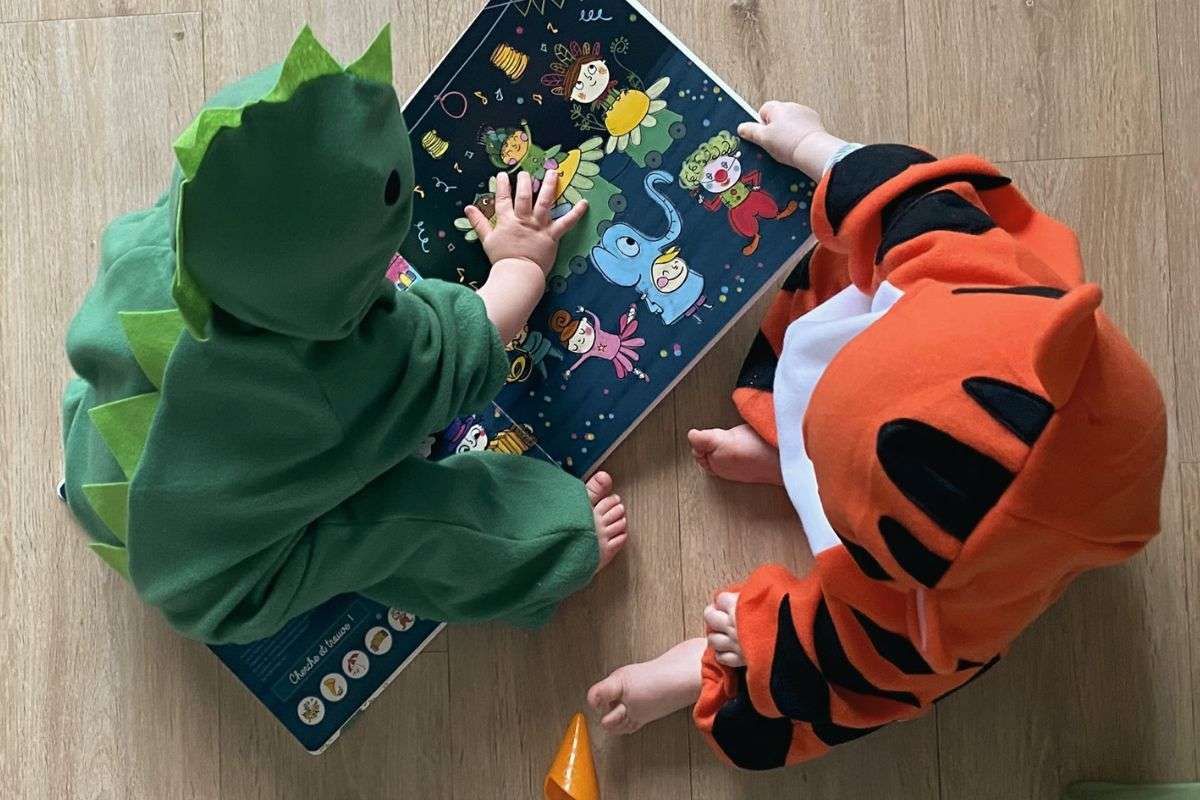 Photo paysage site (1200 x 800 px) Deux jeunes enfants vêtus de costumes d'animaux. Le déguisement ouvre la porte à tous les imaginaires.