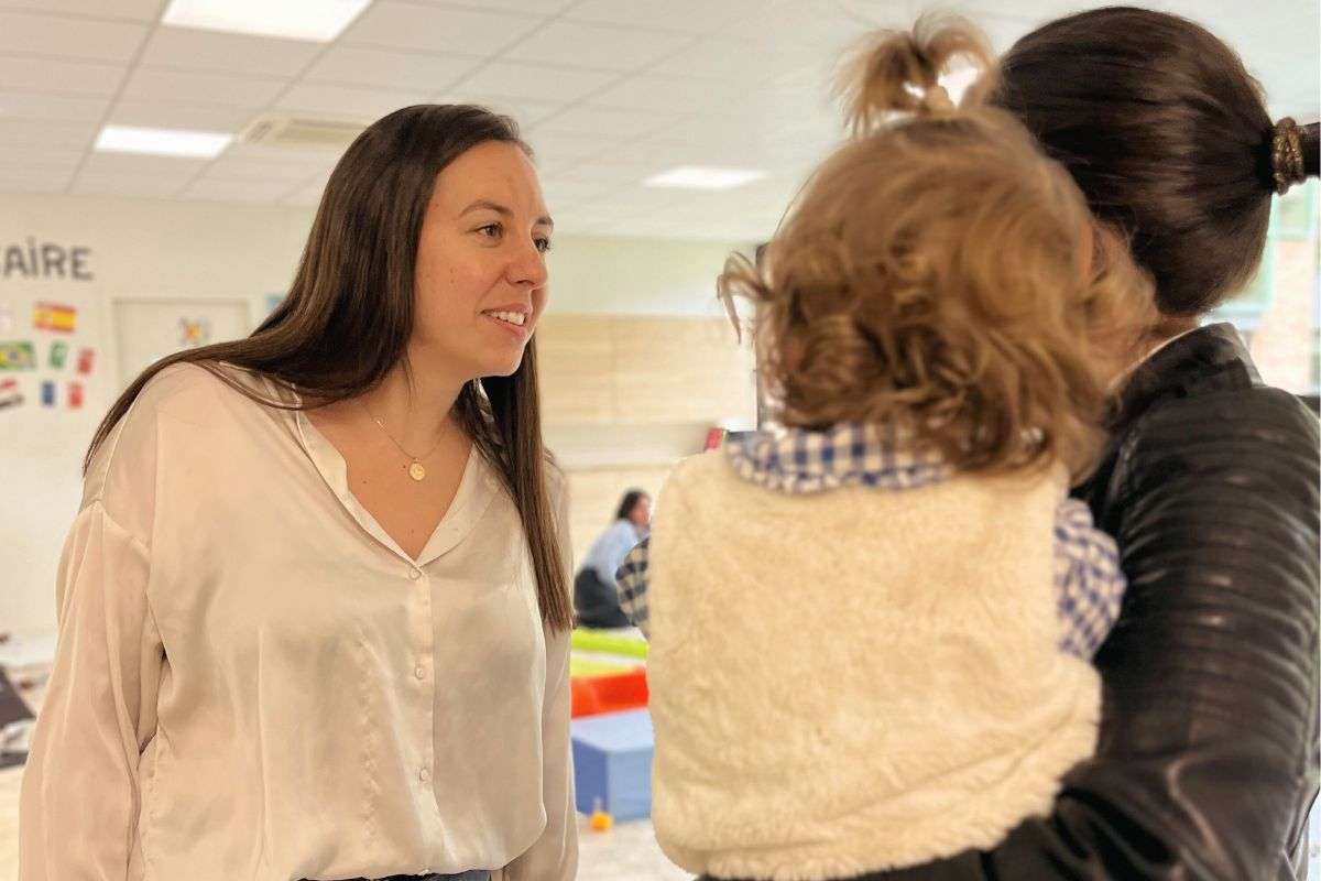 Une éducatrice Crèche'n'do communique avec les parents chaque fin de journée.
