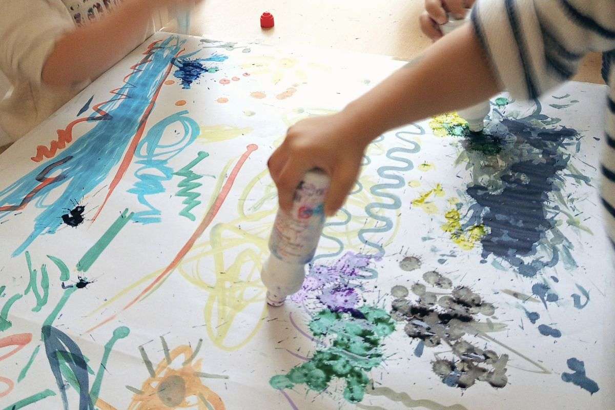 Activité manuelle en autonomie, exploration des textures, arts plastiques en crèche à Melesse