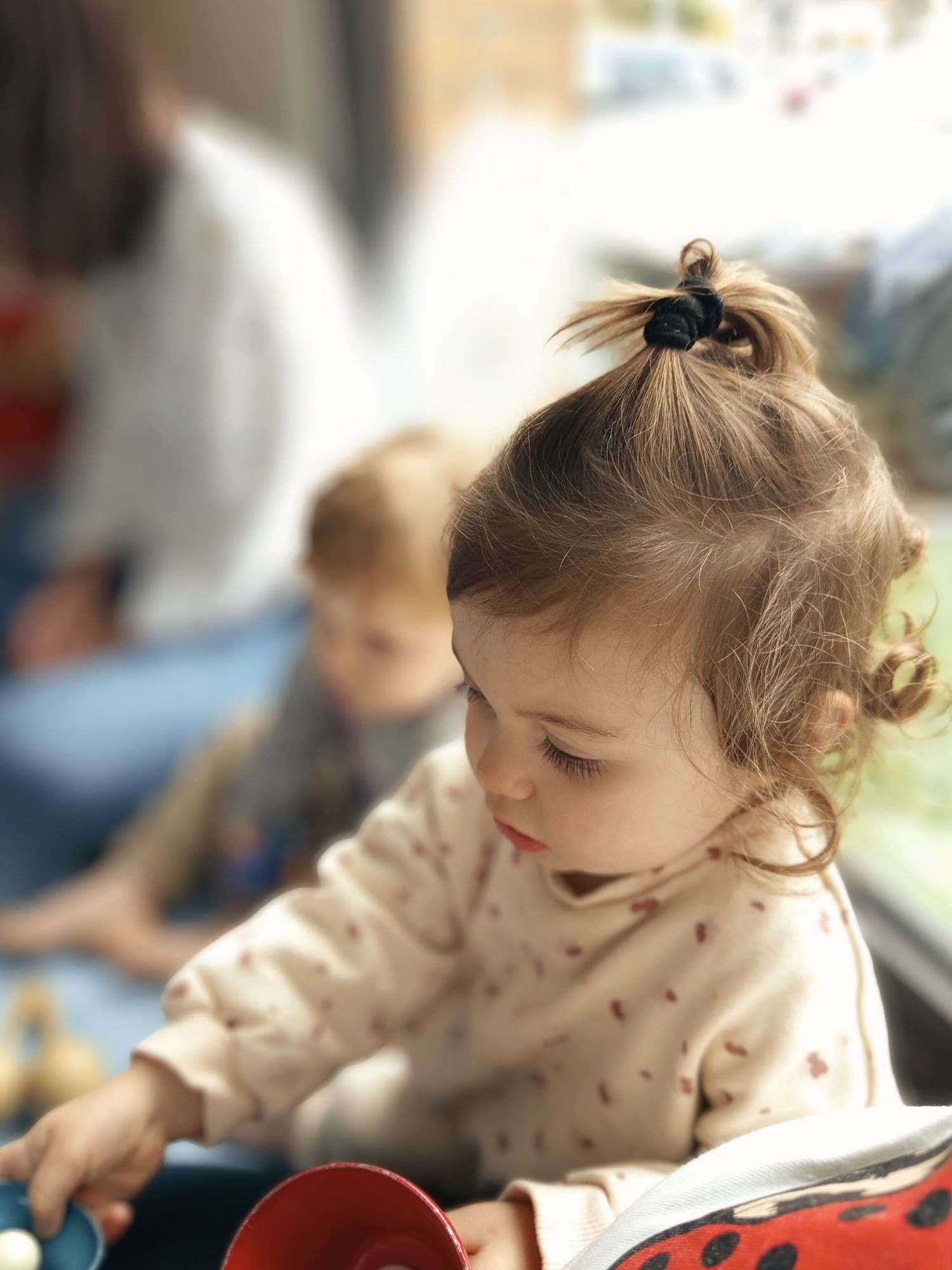 Deux jeunes enfants jouent en manipulant des objets en toute confiance