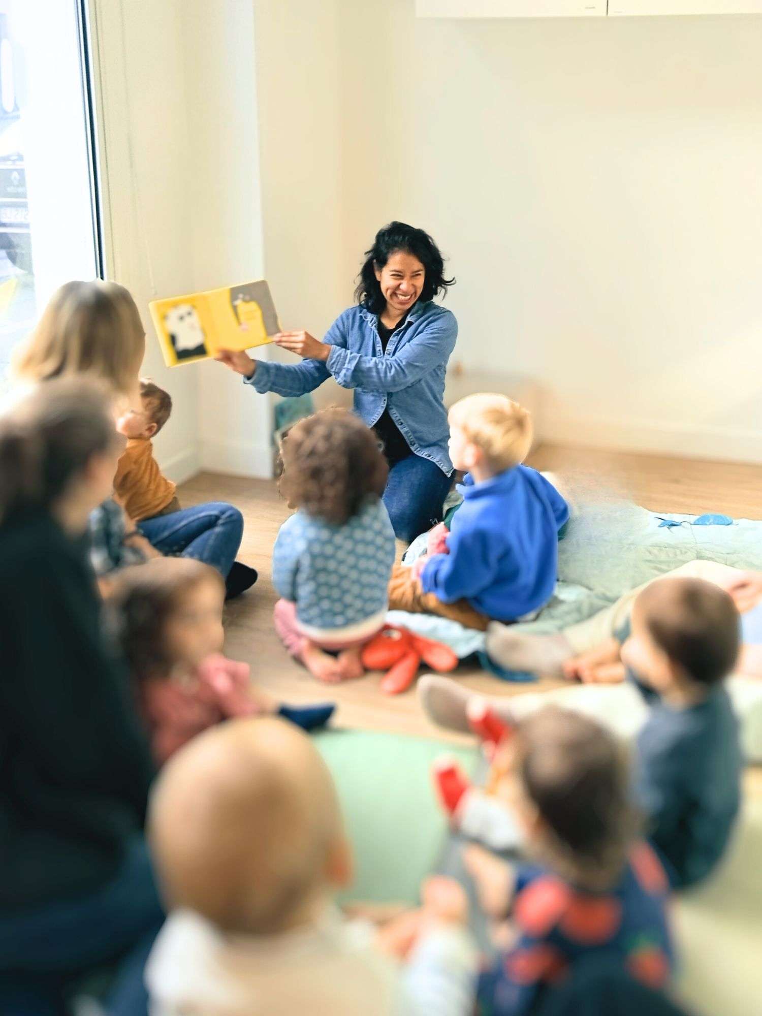 Activités de lecture en groupe à la crèche de Cesson-Sévigné avec une éducatrice de jeunes enfants